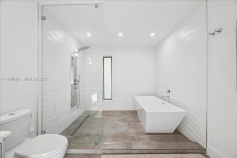 House in North Miami, Florida 4 bedrooms, 229.47 sq.m. № 2008341 - photo 20