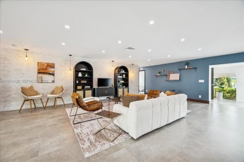 House in North Miami, Florida 4 bedrooms, 229.47 sq.m. № 2008341 - photo 22