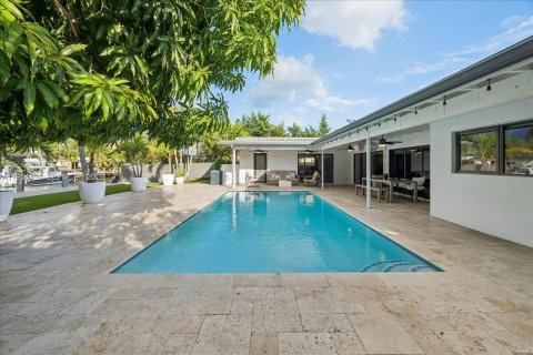 House in North Miami, Florida 4 bedrooms, 229.47 sq.m. № 2008341 - photo 5