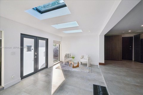 House in North Miami, Florida 4 bedrooms, 229.47 sq.m. № 2008341 - photo 7