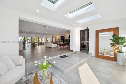 House in North Miami, Florida 4 bedrooms, 229.47 sq.m. № 2008341 - photo 8