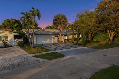 House in North Miami, Florida 4 bedrooms, 229.47 sq.m. № 2008341 - photo 2