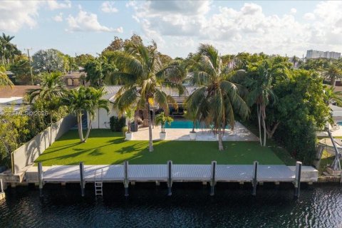 House in North Miami, Florida 4 bedrooms, 229.47 sq.m. № 2008341 - photo 28