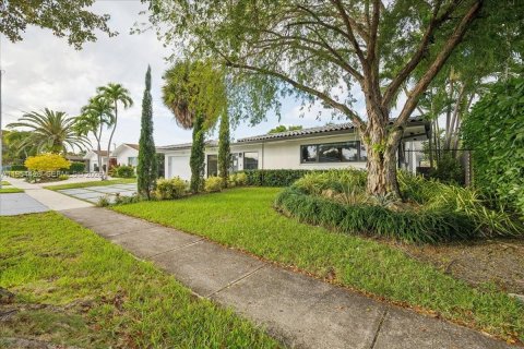 House in North Miami, Florida 4 bedrooms, 229.47 sq.m. № 2008341 - photo 4