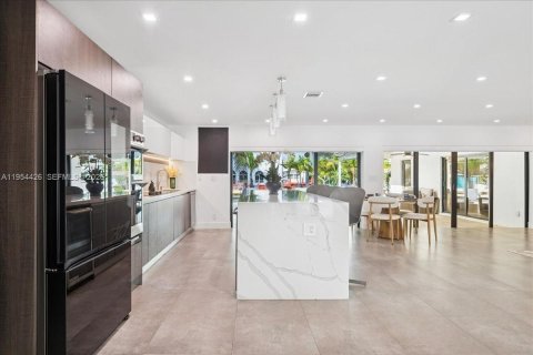 House in North Miami, Florida 4 bedrooms, 229.47 sq.m. № 2008341 - photo 26