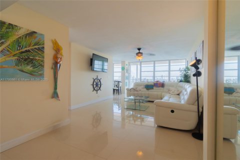 Condominio en venta en Sunny Isles Beach, Florida, 3 dormitorios, 118.45 m2 № 1863424 - foto 16