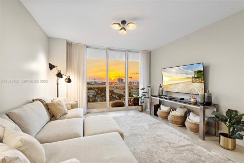 Condo in Surfside, Florida, 2 bedrooms  № 2243225 - photo 4