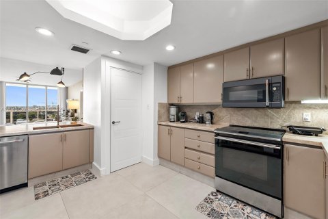 Condo in Surfside, Florida, 2 bedrooms  № 2243225 - photo 15