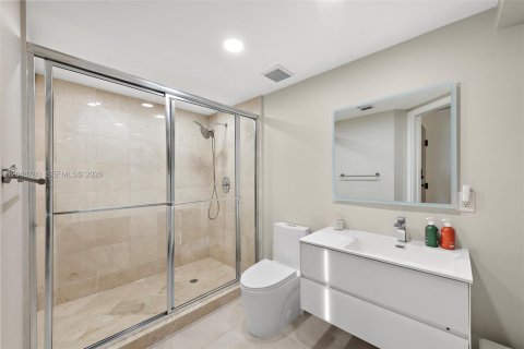 Condo in Surfside, Florida, 2 bedrooms  № 2243225 - photo 27