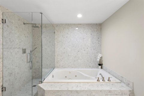 Condo in Surfside, Florida, 2 bedrooms  № 2243225 - photo 23