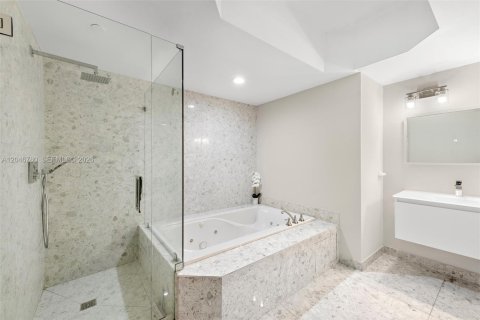 Condo in Surfside, Florida, 2 bedrooms  № 2243225 - photo 22