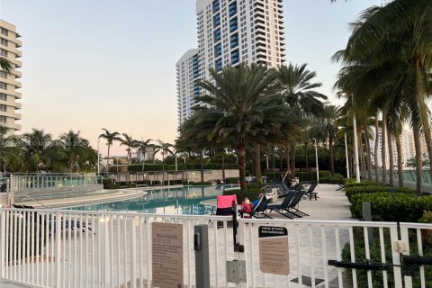 Condo in Miami Beach, Florida, 2 bedrooms  № 2061805 - photo 17