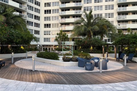 Condo in Miami Beach, Florida, 2 bedrooms  № 2061805 - photo 21
