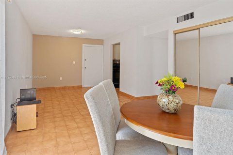 Copropriété à vendre à Miami, Floride: 2 chambres, 71.53 m2 № 1713101 - photo 13