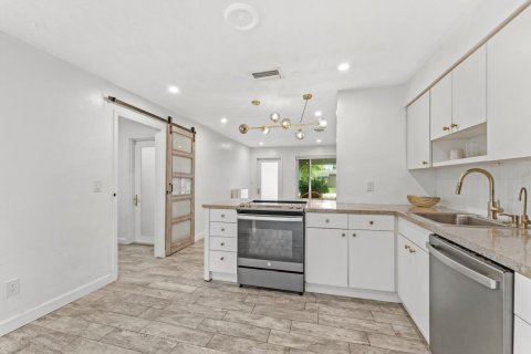 House in Dania Beach, Florida 3 bedrooms, 119.84 sq.m. № 2333759
