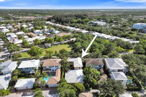 House in Jupiter, Florida 4 bedrooms, 290.41 sq.m. № 2191646 - photo 9
