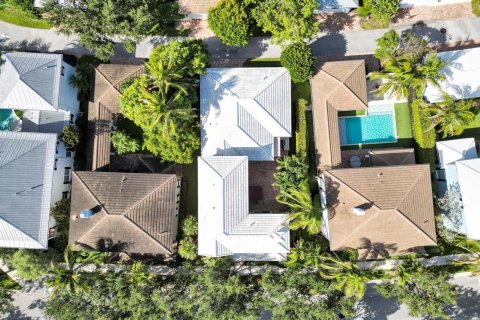 House in Jupiter, Florida 4 bedrooms, 290.41 sq.m. № 2191646 - photo 8