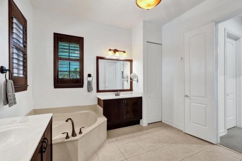 House in Jupiter, Florida 4 bedrooms, 290.41 sq.m. № 2191646 - photo 22