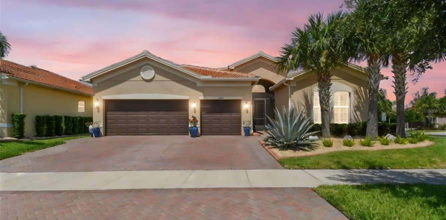 House in Wimauma, Florida 3 bedrooms, 252.97 sq.m. № 1852855