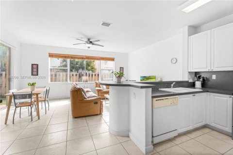 Touwnhouse à vendre à Doral, Floride: 3 chambres, 206.8 m2 № 2048558 - photo 7