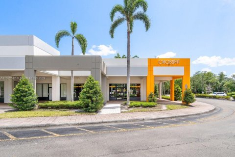 Commercial property in Coconut Creek, Florida № 1958203 - photo 3
