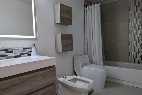 Condo in Hallandale Beach, Florida, 2 bedrooms  № 1706030 - photo 15
