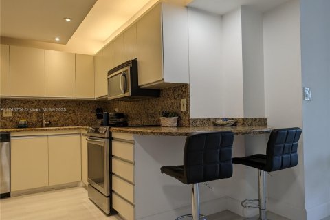 Condo in Hallandale Beach, Florida, 2 bedrooms  № 1706030 - photo 6