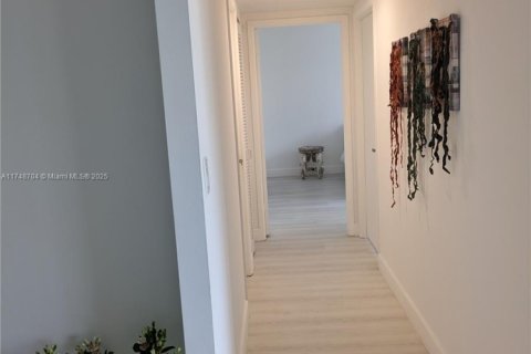 Condo in Hallandale Beach, Florida, 2 bedrooms  № 1706030 - photo 7