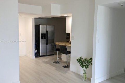 Condo in Hallandale Beach, Florida, 2 bedrooms  № 1706030 - photo 2