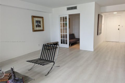 Condo in Hallandale Beach, Florida, 2 bedrooms  № 1706030 - photo 3