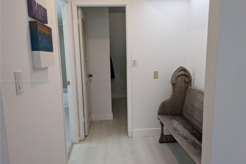 Condo in Hallandale Beach, Florida, 2 bedrooms  № 1706030 - photo 13