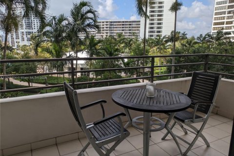 Condo in Hallandale Beach, Florida, 2 bedrooms  № 1706030 - photo 9