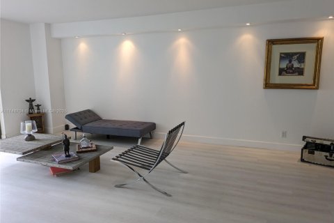 Condo in Hallandale Beach, Florida, 2 bedrooms  № 1706030 - photo 4