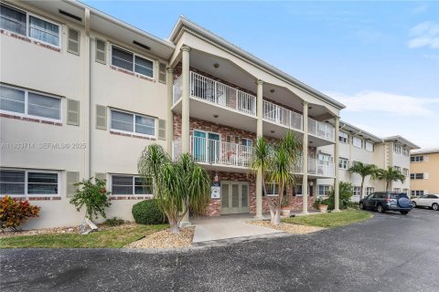 Condominio en venta en Pompano Beach, Florida, 2 dormitorios, 102.19 m2 № 1991991 - foto 2