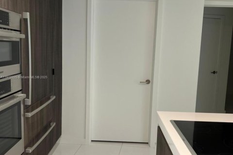 Condo in Miami, Florida, 2 bedrooms  № 1969343 - photo 3