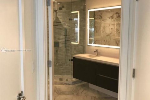 Condo in Miami, Florida, 2 bedrooms  № 1969343 - photo 5