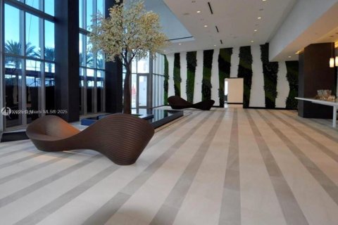 Condo in Miami, Florida, 2 bedrooms  № 1969343 - photo 22