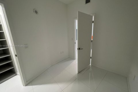 Condo in Miami, Florida, 2 bedrooms  № 1969343 - photo 19