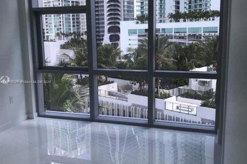 Condo in Miami, Florida, 2 bedrooms  № 1969343 - photo 4