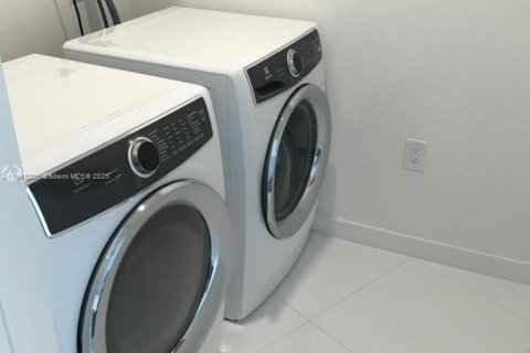 Condo in Miami, Florida, 2 bedrooms  № 1969343 - photo 14