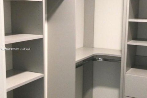 Condo in Miami, Florida, 2 bedrooms  № 1969343 - photo 13