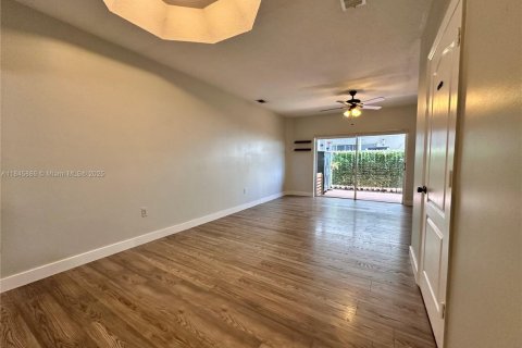 Touwnhouse à louer à Sweetwater, Floride: 2 chambres, 106.84 m2 № 1981832 - photo 3