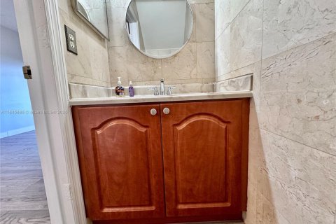 Touwnhouse à louer à Sweetwater, Floride: 2 chambres, 106.84 m2 № 1981832 - photo 13