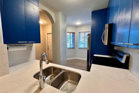 Touwnhouse à louer à Sweetwater, Floride: 2 chambres, 106.84 m2 № 1981832 - photo 7