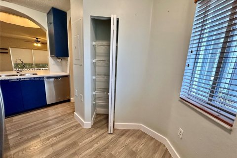 Touwnhouse à louer à Sweetwater, Floride: 2 chambres, 106.84 m2 № 1981832 - photo 10