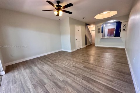 Touwnhouse à louer à Sweetwater, Floride: 2 chambres, 106.84 m2 № 1981832 - photo 4