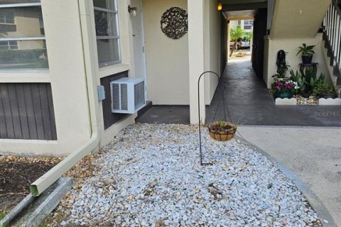 Condo in New Port Richey, Florida, 2 bedrooms  № 1810736 - photo 1