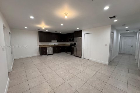 Квартира в Халландейл-Бич, Флорида 3 спальни, 120.77м2 № 2038219