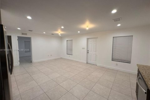 Снять в аренду квартиру в Халландейл-Бич, Флорида 3 спальни, 120.77м2, № 2038219 - фото 2