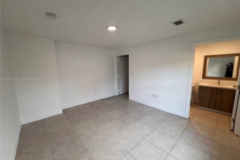 Снять в аренду квартиру в Халландейл-Бич, Флорида 3 спальни, 120.77м2, № 2038219 - фото 8